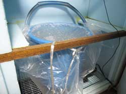 金網を取り外すと温室内で発酵マットも作製可能